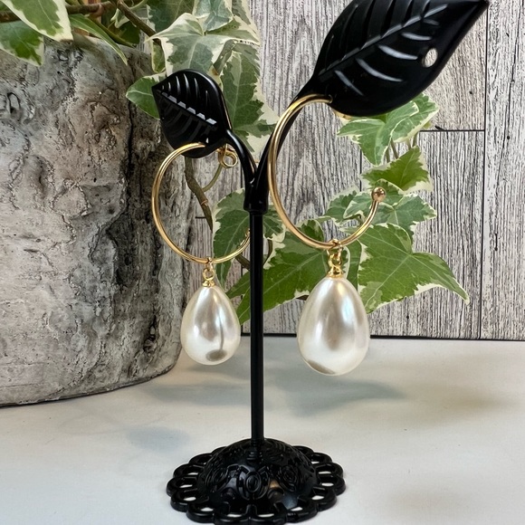 Pearl Gold Hoop Earrings -Stylish Pearl  Earrings -Elegant Minimalist Open Hoops - Picture 4 of 7